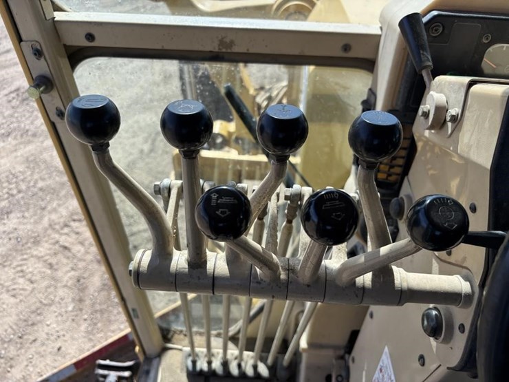 2006-caterpillar-143h-image-42