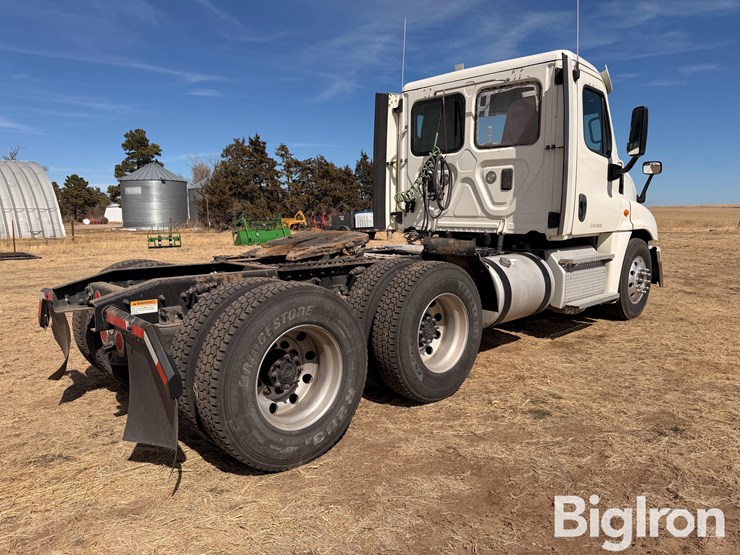 2015-freightliner-cascadia-125-image-5