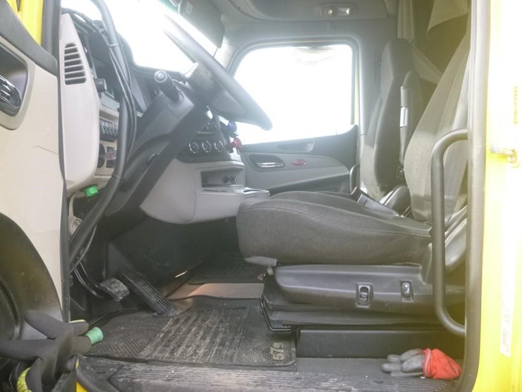 2024-peterbilt-579-image-12