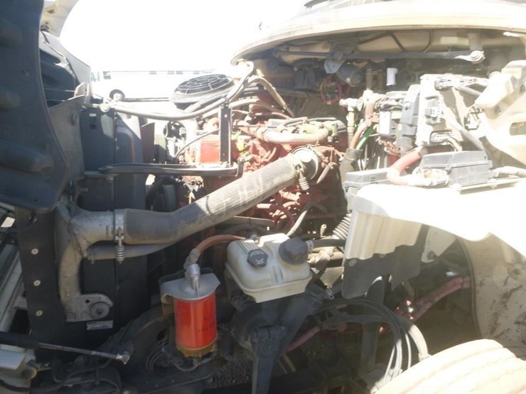 2017-freightliner-m2-106-image-20