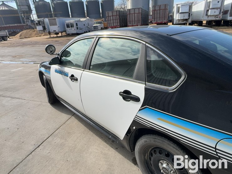 2013-chevrolet-impala-4-door-car-image-18