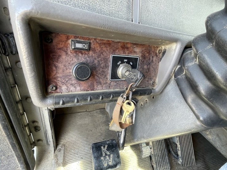 2006-kenworth-t300-image-25