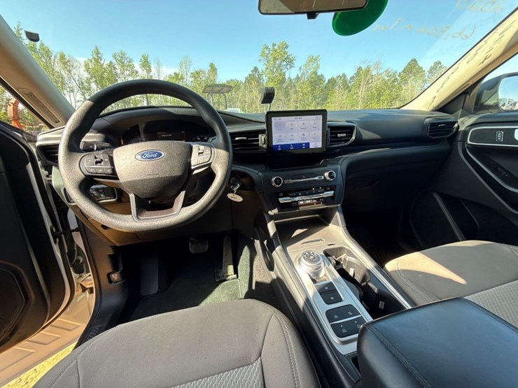 2020-ford-explorer-image-15