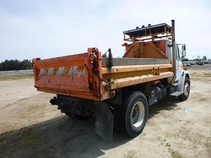 2001-freightliner-fl70-image-4