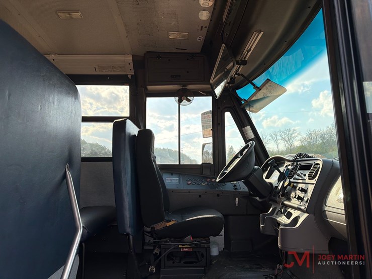 2008-thomas-saf-t-liner-c2-image-12