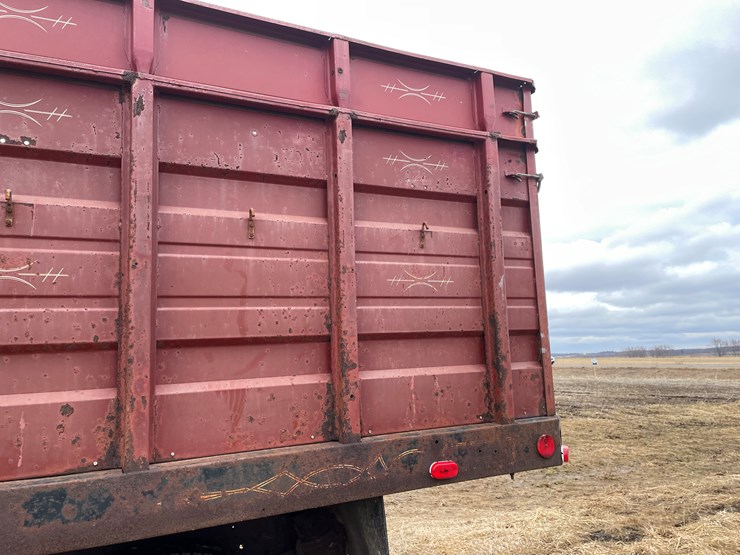 #113-•-1982-international-1754-single-axle-grain-truck-(has-wi-title)-image-18