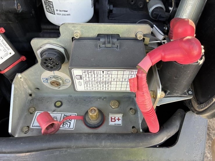 2015-jlg-1055-image-21