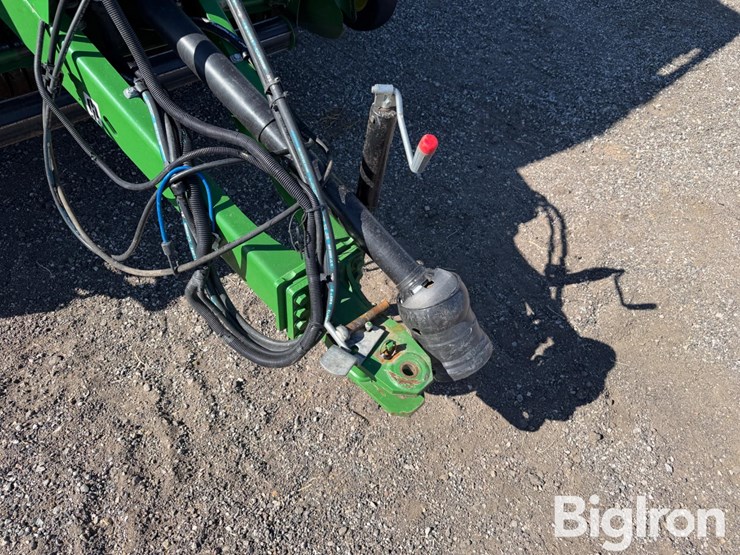 2022-john-deere-560m-image-10