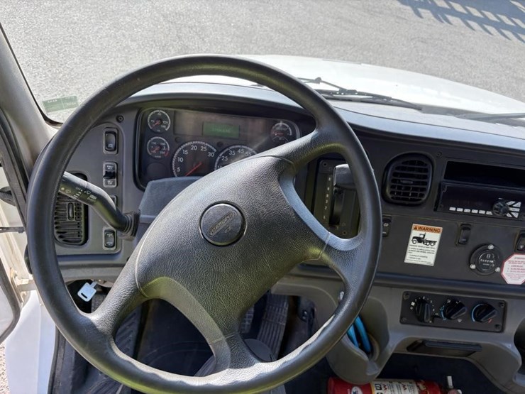 2018-freightliner-m2-106-image-13