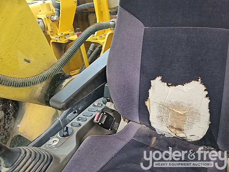 2016-komatsu-pc210-lc-11-image-30