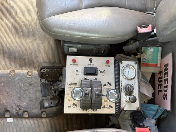 2015-peterbilt-365-image-19