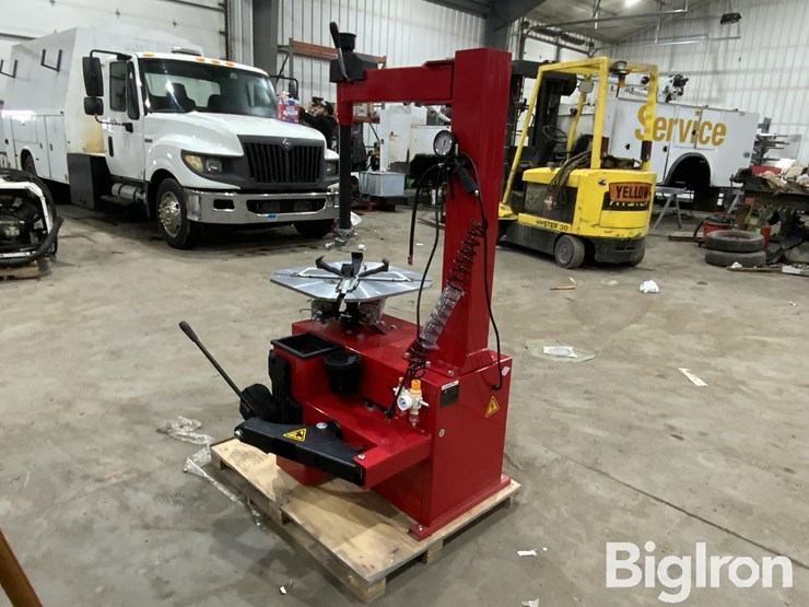 2025-massey-ferguson-730-image-7