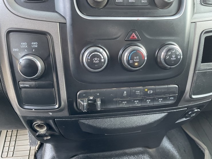 2014-ram-5500-crew-cab-4x4-flatbed-truck-image-19