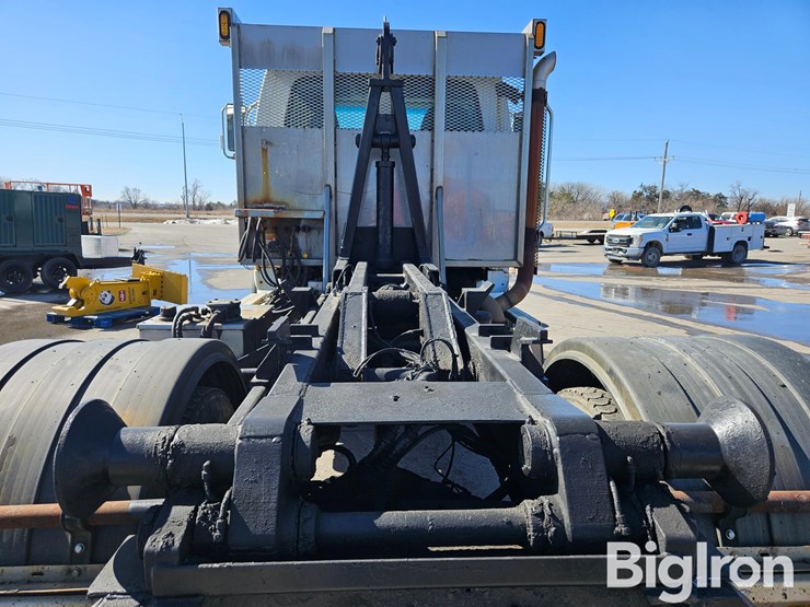 2009-sterling-l9500-image-11