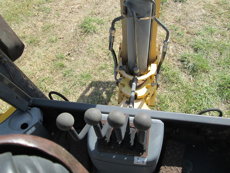 new-holland-b95b-image-36