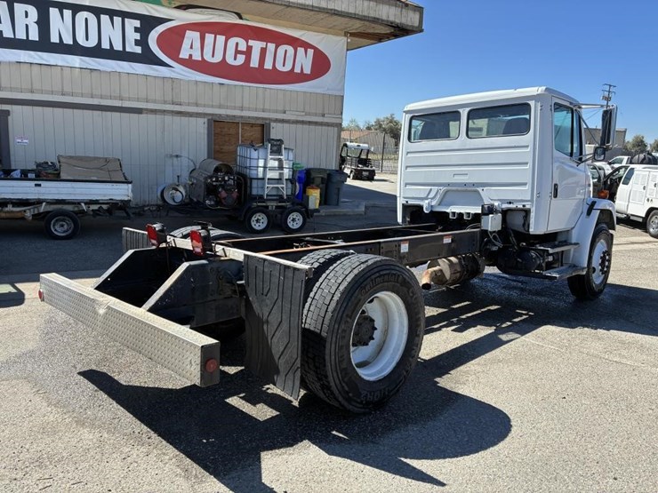 2003-freightliner-fl70-image-3