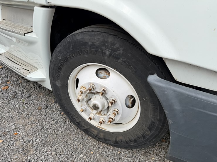 2018-freightliner-122sd-image-10