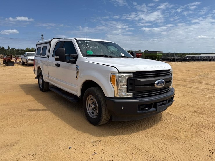 2017-ford-f250-xl-image-1