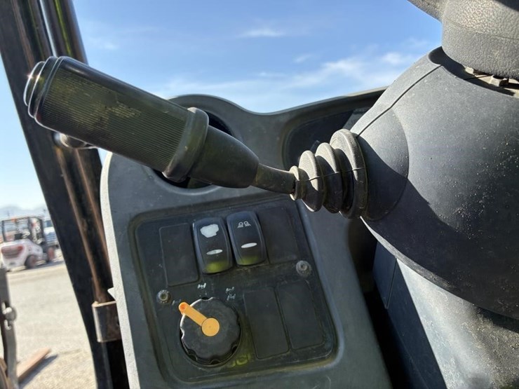 2015-jcb-525-image-15