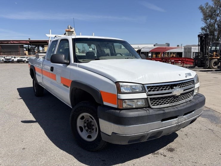 2005-chevrolet-2500-image-2
