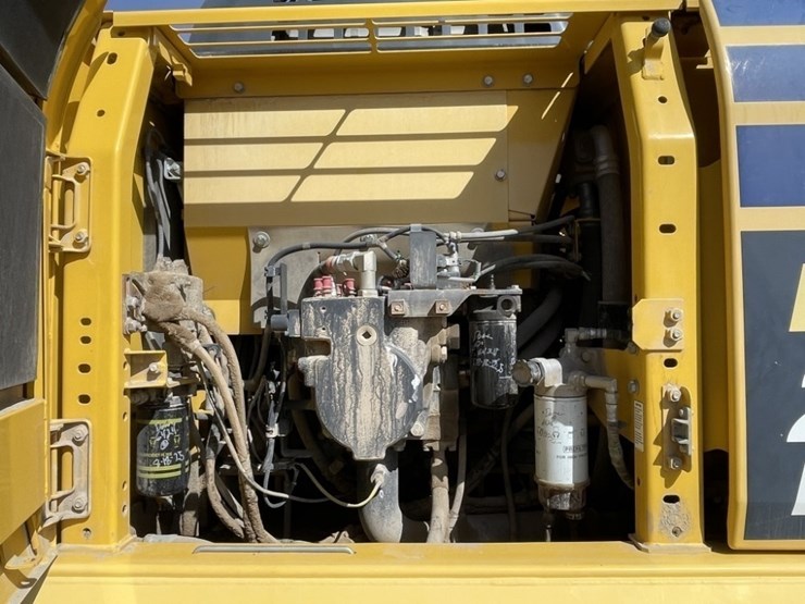 2013-komatsu-pc210-lc-10-image-35