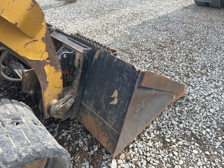 2017-caterpillar-239d-image-29