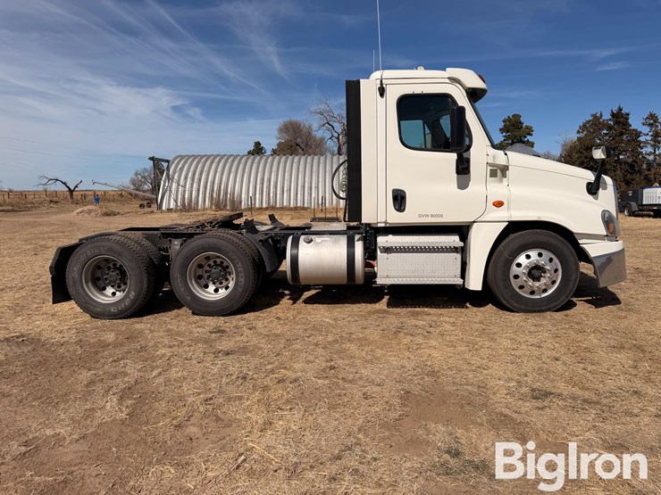 2015-freightliner-cascadia-125-image-4