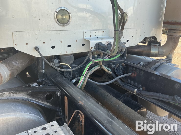 2017-freightliner-coronado-132-image-11