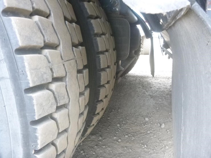 2016-freightliner-m2-106-image-18