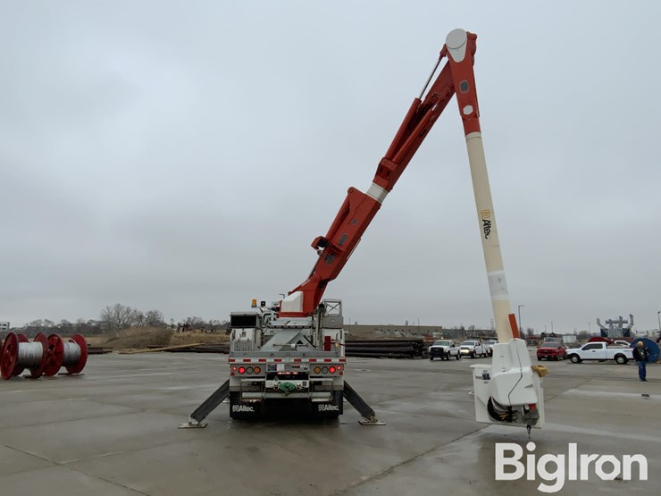 2012-freightliner-m2-106-image-6