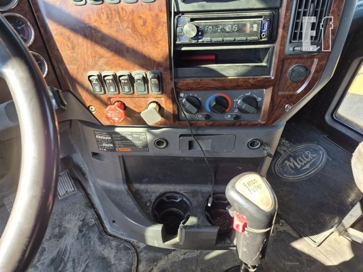 2012-mack-pinnacle-cxu613-image-17