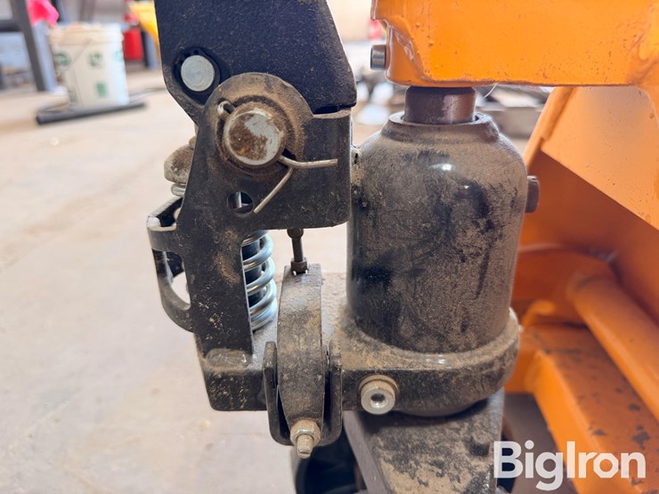 4400-lb.-capacity-pallet-jack-image-10