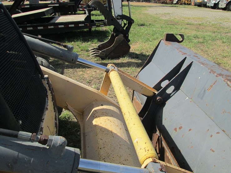 new-holland-b95b-image-25