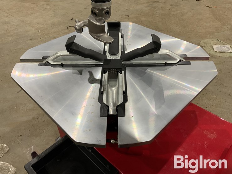 2025-massey-ferguson-730-image-19