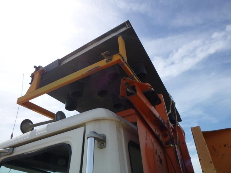 2001-freightliner-fl70-image-20