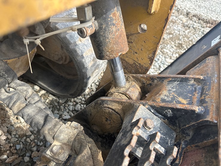 2019-caterpillar-239d-image-26