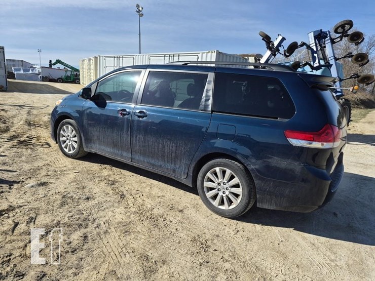 2011-toyota-sienna-image-9