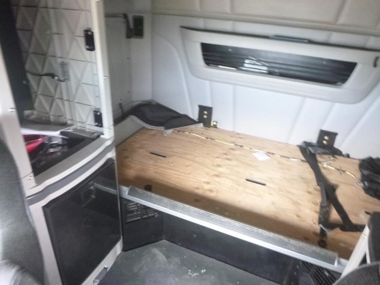 2024-peterbilt-579-image-15