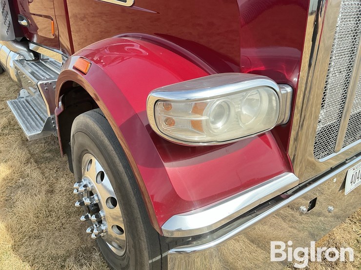 2017-peterbilt-567-image-13