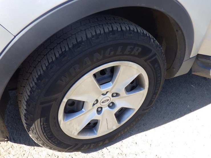 2014-ford-explorer-image-13