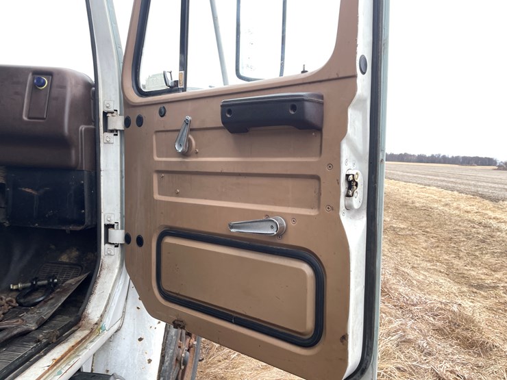 #113-•-1982-international-1754-single-axle-grain-truck-(has-wi-title)-image-64