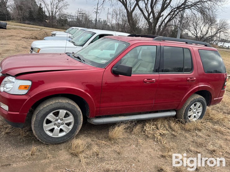 2010-ford-explorer-xlt-image-8