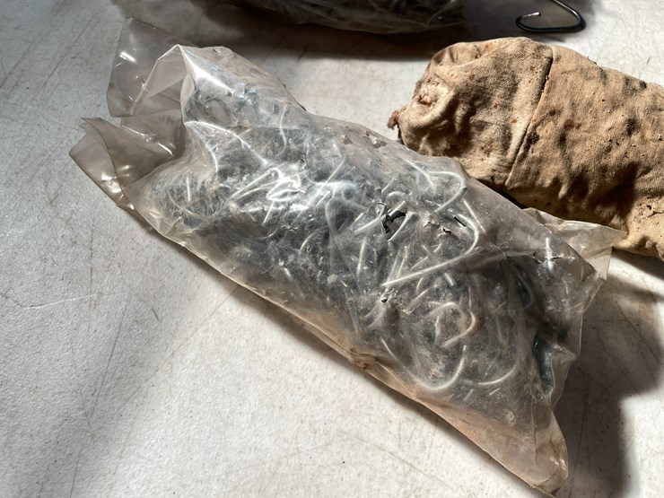 #2508-•-fencing-clips-image-2