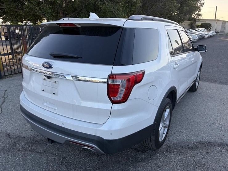 2016-ford-explorer-xlt-image-3