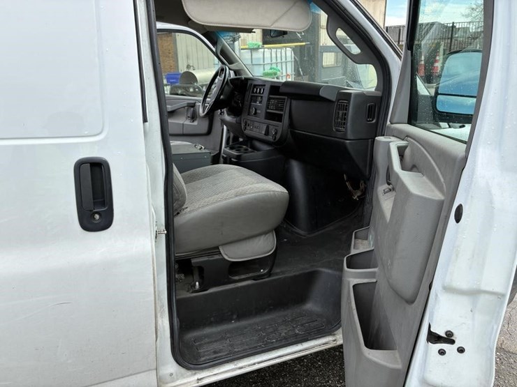 2018-chevrolet-express-2500-image-9