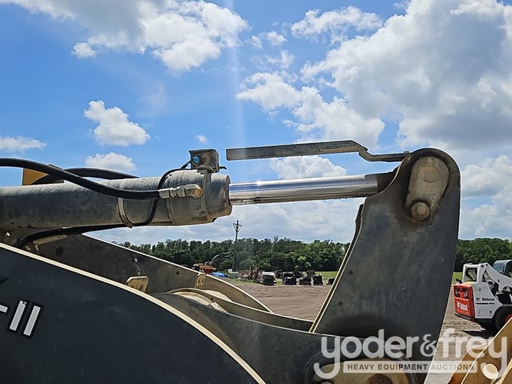 2017-deere-624k-image-12