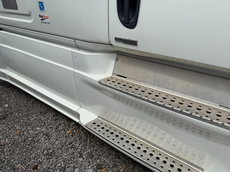 2018-freightliner-122sd-image-46