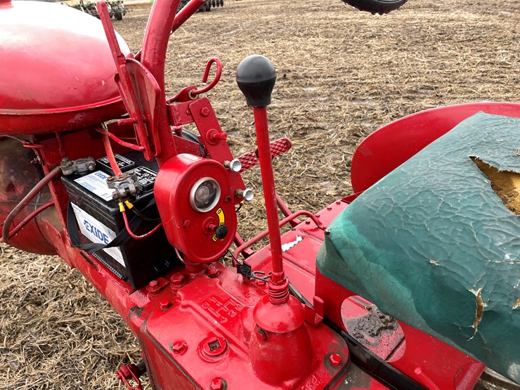 #108-•-mccormick-farmall-b-gas-tractor-image-22