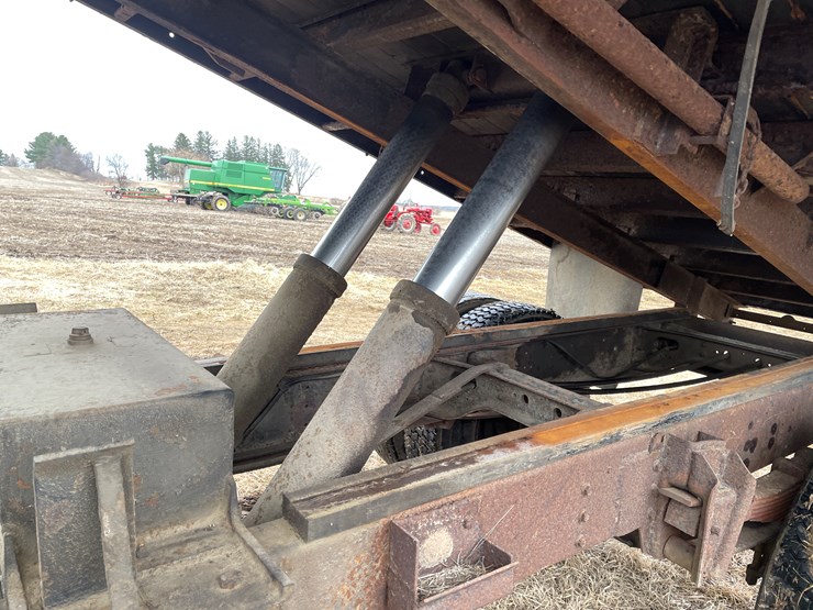 #113-•-1982-international-1754-single-axle-grain-truck-(has-wi-title)-image-88