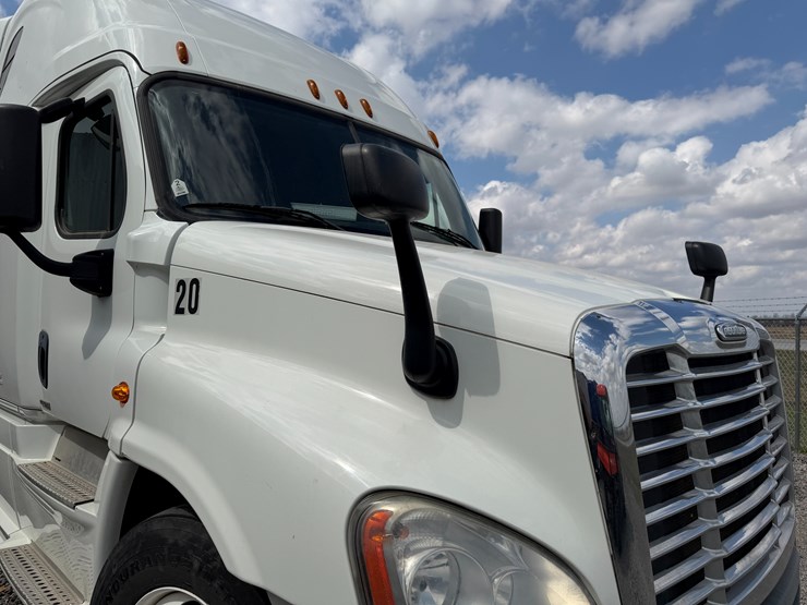 2018-freightliner-122sd-image-43